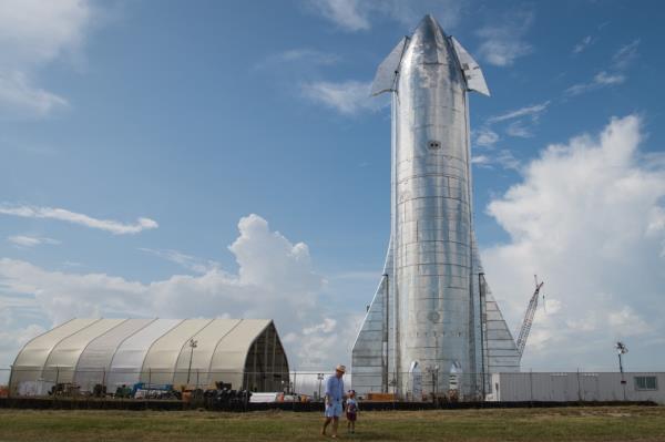SpaceX的星际飞船原型于2019年9月28日在德克萨斯州的发射设施展示。