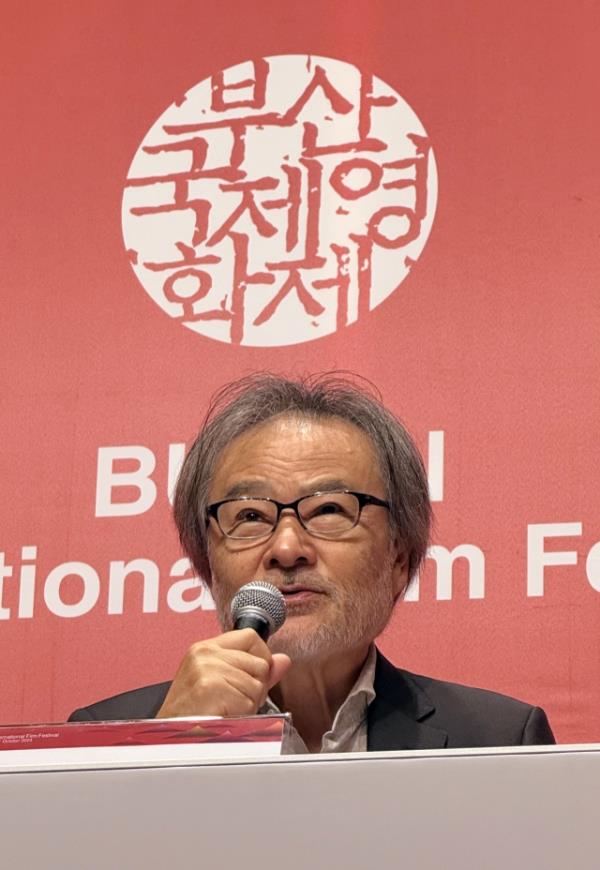 在釜山国际电影节上被评为年度亚洲电影制作人的黑泽清在周四的新闻发布会上发言。(联合通讯社)