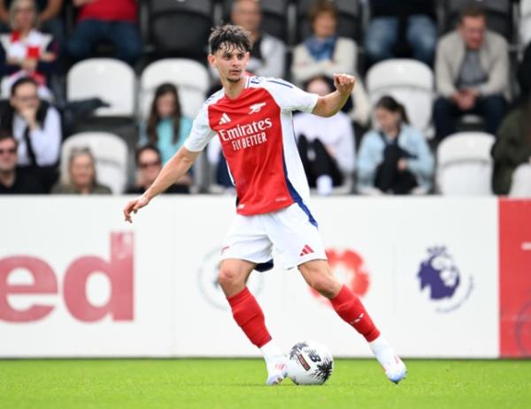 Charlie Patino playing for Arsenal